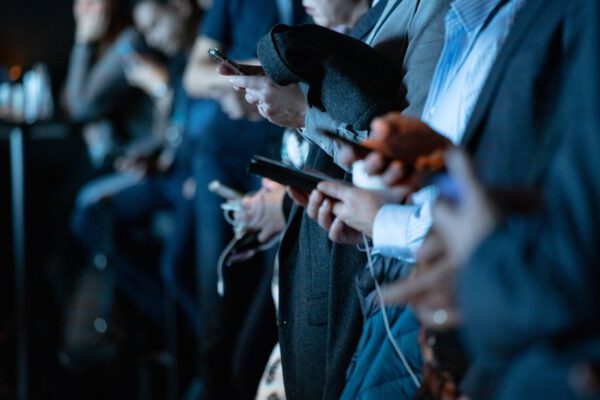 Medienethik: Mobile vernetzte Kommunikation oder Jedermann ist ein Sender - Wenn Informationen immer, überall und sofort verfügbar sind